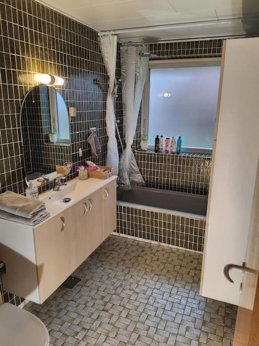 Family Friendly Apt B, 900M To Lego House, Parking, Legoland, Lalandia 빌룬드 외부 사진